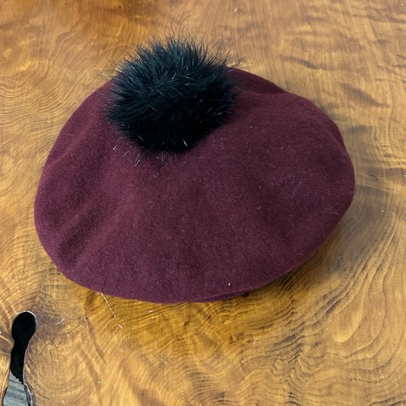 CND Wool Parkhurst Burgundy Beret with Faux Fur - Picture 2 of 6